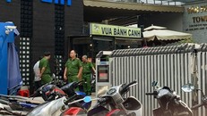 Việc khám xét diễn ra tại tầng 7 và 8 của tòa nhà số 238 Nguyễn Oanh. Khu vực xung quanh bị phong tỏa. (Ảnh: Thành Chung/Vietnam+)