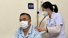 Bác sỹ tại Trung tâm Y học hạt nhân và Ung bướu (Bệnh viện Bạch Mai) khám cho một bệnh nhân mắc ung thư phổi. (Ảnh: T.G/Vietnam+)