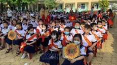 Học sinh lớp 1 Trường Tiểu học Bùi Văn Mới (Quận 9) trong ngày khai giảng. Ảnh tư liệu: Thu Hoài/TTXVN