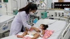 Bác sĩ Bệnh viện Sản - Nhi tỉnh Kiên Giang khám, điều trị bệnh sốt xuất huyết cho bệnh nhân. 