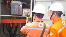 Nhân viên EVNHANOI kiểm tra vận hành thiết bị điện. (Ảnh: PV/Vietnam+)