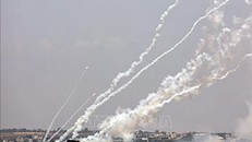 Hàng chục quả rocket được phóng từ Dải Gaza sang lãnh thổ Israel ngày 13/5/2023. Ảnh: AFP/TTXVN