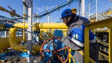 Công nhân vận hành đường ống dẫn dầu của Nga. (Ảnh: Bloomberg/TTXVN)