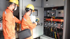 Nhân viên EVNHANOI kiểm tra vận hành thiết bị điện.