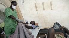 Bệnh nhân mắc tả được điều trị tại trung tâm y tế ở Tele, Mozambique. 