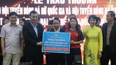 Tiền đạo Huỳnh Như đại diện cho Đội tuyển Bóng đá Nữ Việt Nam lên nhận thưởng sau thành tích tại SEA Games 32. (Ảnh: Việt Anh/Vietnam+)