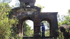 Cổng tam Quan trên núi Phú Thọ.