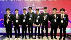 Tám học sinh Việt Nam tham dự APhO 2023. 