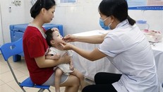 Trẻ em từ 6-36 tháng tuổi uống vitamin A tại Trung tâm Y tế huyện Văn Giang, Hưng Yên.