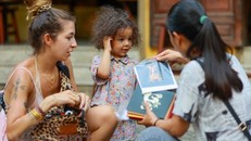 Du khách quốc tế ở Phố cổ Hội An. (Nguồn: Vietnam+)