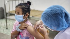Nhân viên y tế tiêm vaccine phòng bệnh cho trẻ em. (Ảnh: Tuấn Đức/TTXVN)
