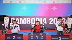Đặng Phương Linh (giữa) giành 2 HCV cho Đoàn Việt Nam tại Para Games 12. (Ảnh: Huỳnh Thảo/TTXVN)