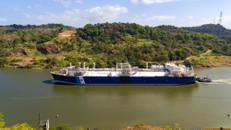 Tàu chở LNG Exemplar của Excelerate Energy đi qua Kênh đào Panama vào tháng 7/2021.