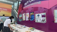 Triển lãm sách giáo khoa Việt Nam và các nước do Bộ GD&ĐT tổ chức. Ảnh: Lê Vân.