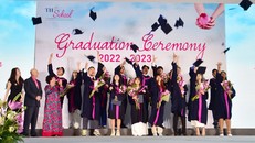 Học sinh lớp 12C trường TH School Chùa Bộc mừng vui tung mũ trong lễ Tốt nghiệp