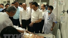 Phó Thủ tướng Chính phủ Trần Lưu Quang đến thăm hỏi, động viên hai cán bộ Công an xã Ea Ktur bị thương trong vụ nhóm người chưa xác định danh tính dùng súng tấn công trụ dùng súng tấn công trụ sở UBND xã Ea Tiêu và xã Ea Ktur, huyện Cư Kuin, Đắk Lắk. (Ảnh: Quang Thái/TTXVN)