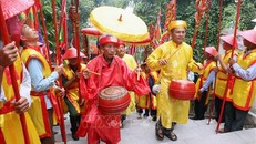 Lễ rước linh vị về đền Lê Khôi của người dân xã Thạch Hải. Ảnh: Công Tường/TTXVN