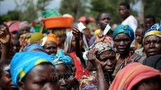 Người dân chờ nhận lương thực cứu trợ tại Kivu, CHDC Congo. 