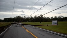 Một cột điện và đường dây truyền tải bị bão hạ gục tại Deweyville, Texas, năm 2020. Ảnh: Washington Post