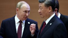 Tổng thống Nga Vladimir Putin nói chuyện với Chủ tịch Trung Quốc Tập Cận Bình trước cuộc họp của SCO ở Samarkand, Uzbekistan ngày 16/9/2022. Ảnh: Sputnik/Reuters