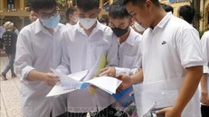 Thí sinh trao đổi đáp án sau thời gian làm bài tại điểm thi Trường THPT Thái Thuận, tỉnh Bắc Giang. Ảnh: Đồng Thúy/TTXVN