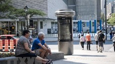 Người dân tránh nắng dưới bóng râm tại Montreal, Quebec, Canada. (Ảnh: AFP/TTXVN)