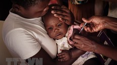 Nhân viên y tế tiêm vaccine ngừa bệnh sốt rét cho trẻ em tại Gisambai, Kenya. (Ảnh: AFP/TTXVN)