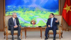 Thủ tướng Phạm Minh Chính tiếp Đại sứ Pháp tại Việt Nam Nicolas Warnery. (Ảnh: Dương Giang/TTXVN)