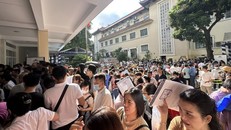 Cảnh phụ huynh chen chúc nộp hồ sơ tại Trường THPT Tạ Quang Bửu sáng 5/7. Ảnh: HH.