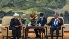 Thủ tướng Trung Quốc Lý Cường (phải) trong cuộc gặp Bộ trưởng Tài chính Mỹ Janet Yellen (trái) tại Bắc Kinh, ngày 7/7/2023. Ảnh: AFP/TTXVN