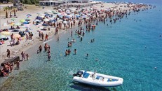 Người dân tắm biển tránh nóng tại Torre Faro Pilone trên đảo Sicily, Italy, ngày 16/7/2023. Ảnh: AFP/TTXVN