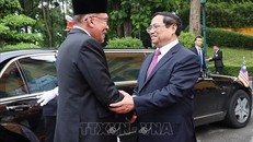 Thủ tướng Phạm Minh Chính đón Thủ tướng Malaysia Anwar Ibrahim. Ảnh: Dương Giang/TTXVN