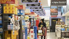 Khách hàng mua sắm tại một siêu thị ở Millbrae, California, Mỹ. Ảnh: THX/TTXVN