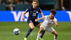 Hậu vệ Hà Lan Dominique Janseen (trái) cản đường bóng của tiền vệ Nguyễn Thị Bích Thùy trong trận đấu. 