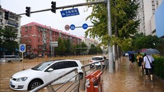 Cảnh ngập lụt trên một tuyến phố ở Bắc Kinh, Trung Quốc, ngày 31/7/2023. Ảnh: THX/TTXVN