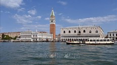 Tàu du lịch tại Venice, Italy. Ảnh tư liệu: AFP/TTXVN