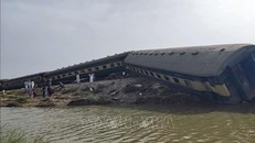 Hiện trường vụ tàu chở khách trật bánh ở tỉnh Sindh, miền Nam Pakistan ngày 6/8/2023. Ảnh: AFP/TTXVN