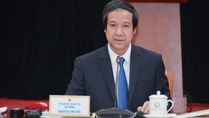 Bộ trưởng Bộ Giáo dục và Đào tạo Nguyễn Kim Sơn chia sẻ với các giáo viên. (Ảnh: PV/Vietnam+)