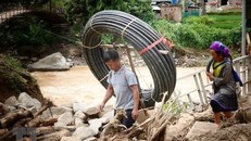 Một hộ dân ở bản Đề Sủa, xã Lao Chải, huyện Mù Cang Chải, tỉnh Yên Bái mua ống nước về khắc phục nguồn nước sạch bị hư hỏng do mưa lũ. 