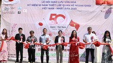 Các đại biểu cắt băng khai mạc Lễ hội. 