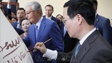 Chủ tịch nước Võ Văn Thưởng và Tổng thống Kazakhstan Kassym-Jomart ký lưu niệm lên bình gốm Chu Đậu. Ảnh: Thống Nhất/TTXVN