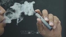 Sản phẩm thuốc lá điện tử và thuốc lá nung nóng được đưa vào Việt Nam chủ yếu qua đường nhập lậu, xách tay… và được đưa được tới tay người tiêu dùng qua các kênh không chính thức và được quảng bá, bán hàng tràn lan trên các trang mạng xã hội. Ảnh minh họa: Minh Quyết/TTXVN