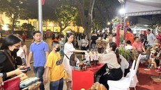 Du khách mua quà tặng tại lễ hội quà tặng du lịch Hà Nội 2022. Ảnh minh họa: Vũ Hương Trà