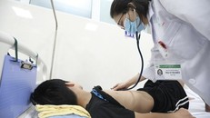 Bác sỹ thăm khám cho bệnh nhi đang điều trị sốt xuất huyết nội trú tại Bệnh viện Hữu nghị Việt Nam-Cu Ba (Hà Nội). (Ảnh: Minh Quyết/TTXVN)