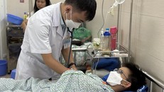 Bác sỹ khám, điều trị cho bệnh nhân mắc sốt xuất huyết tại Bệnh viện Đa khoa Xanh Pôn. (Ảnh: T.G/Vietnam+)