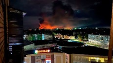 Một đám cháy lớn bốc lên ở Pskov ngày 30/8. Ảnh: AP