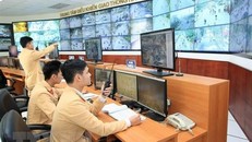 Cảnh sát Giao thông làm nhiệm vụ tại Trung tâm Điều khiển Giao thông Hà Nội. (Ảnh minh họa: Doãn Tấn/TTXVN)