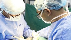 Ekip bác sĩ phẫu thuật cho bà H. với thời gian kéo dài gấp 4 lần so với cuộc phẫu thuật thông thường. Ảnh: BV