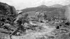 Bộ đội ta tấn công các vị trí xung yếu của địch trên đồi A1, ngày 6/5/1954. Ảnh: Tư liệu TTXVN