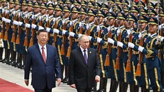 Chủ tịch Trung Quốc Tập Cận Bình (trái) và Tổng thống Nga Vladimir Putin duyệt đội danh dự tại lễ đón ở Bắc Kinh ngày 16/5/2024. Ảnh: AFP/TTXVN